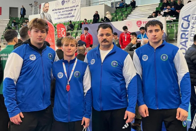 Bursa Büyükşehirli güreşçiler Türkiye kürsüsünü es geçmedi