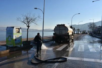 Gemlik Kurşunlu sahilinde fırtına sonrası temizlik