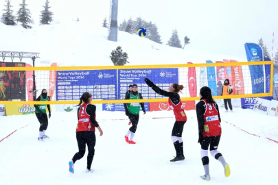 Osmangazi’den Uludağ’da nefes kesen kar voleybolu şöleni