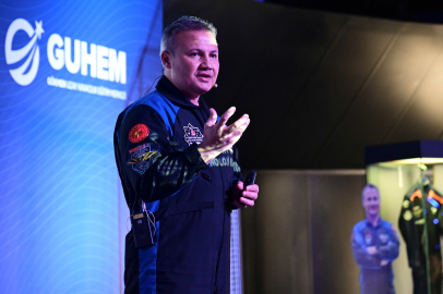 Türkiye’nin İlk Astronotu Gezeravcı, GUHEM’de uzay yolculuğunu anlattı