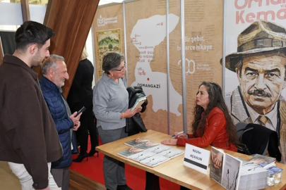 Nilüfer Açıkalın Bursa'da Osmangazi standında okurlarıyla buluştu