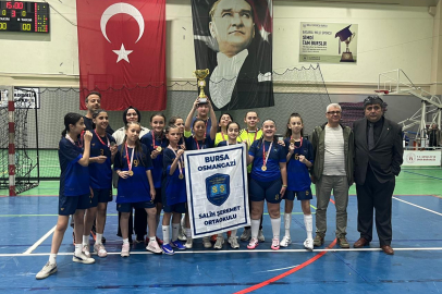 Futsal'da şampiyon Elmasbahçeler Salih Şeremet Ortaokulu
