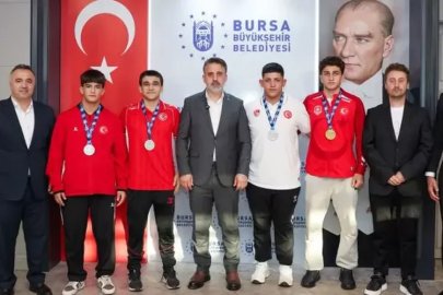 Bursa'nın madalyalı güreşçileri Biba'nın konuğu oldu